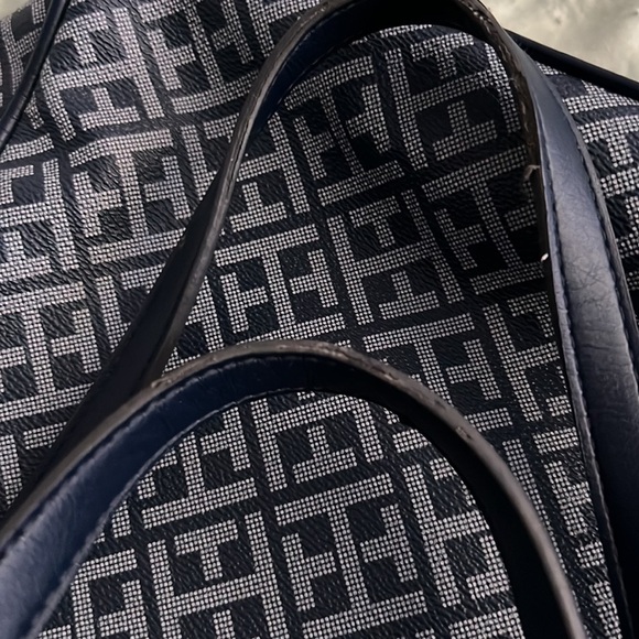 TOMMY HILFIGER Logo Tote Handbag - Picture 9 of 10